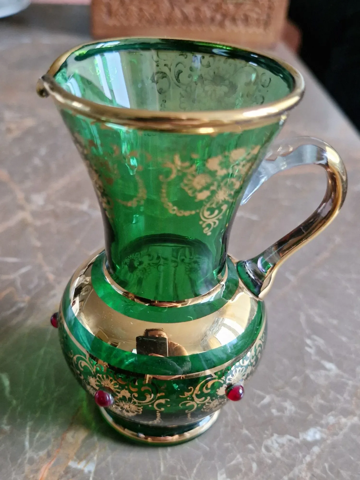 Elegant Grön Glaskanna med Gulddekor och Röda Stenar
