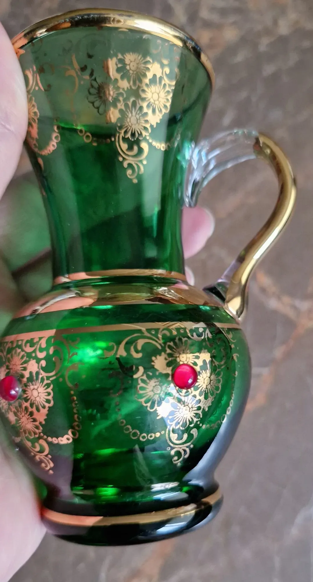 Elegant Grön Glaskanna med Gulddekor och Röda Stenar - Bild 5