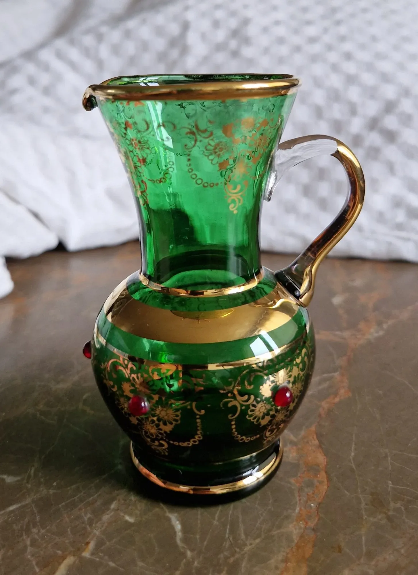 Elegant Grön Glaskanna med Gulddekor och Röda Stenar - Bild 2