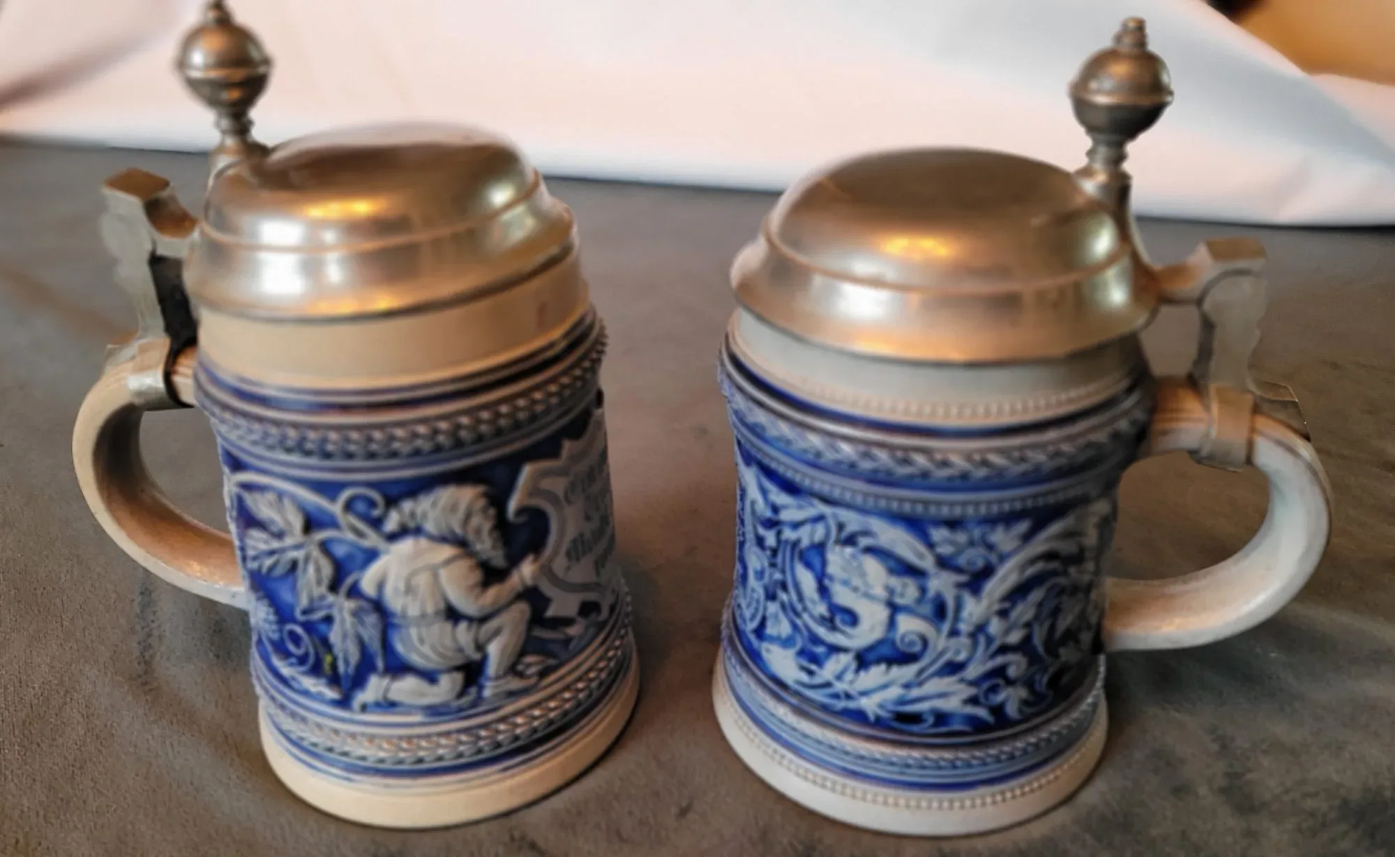 Par Tyska Vintage Ölsejdlar i Keramik med Tennlock