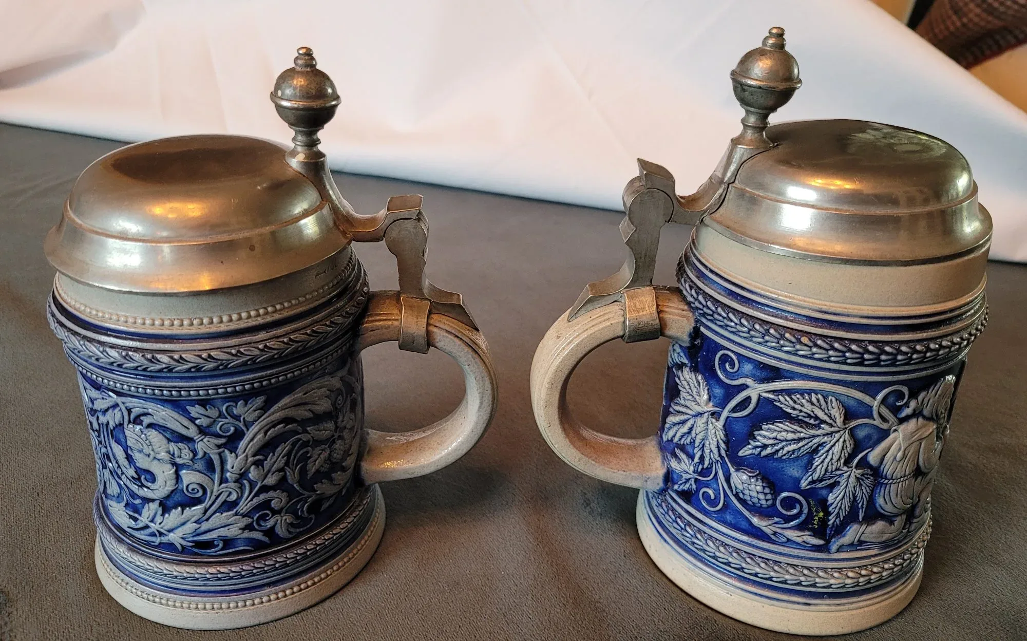 Par Tyska Vintage Ölsejdlar i Keramik med Tennlock - Bild 2