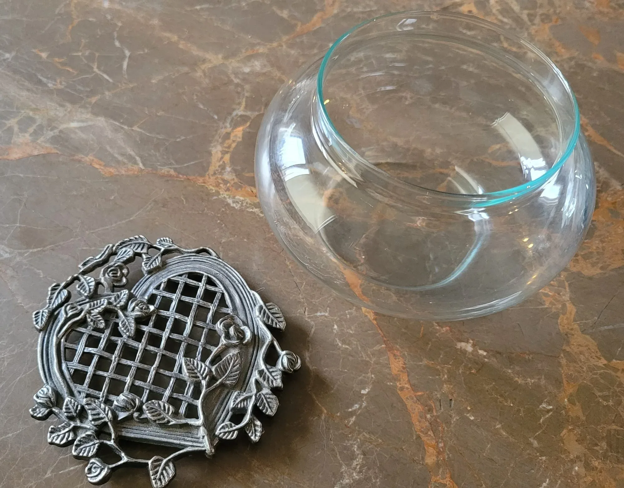 Glass Vase with Romantic Rose Lid - Image 2