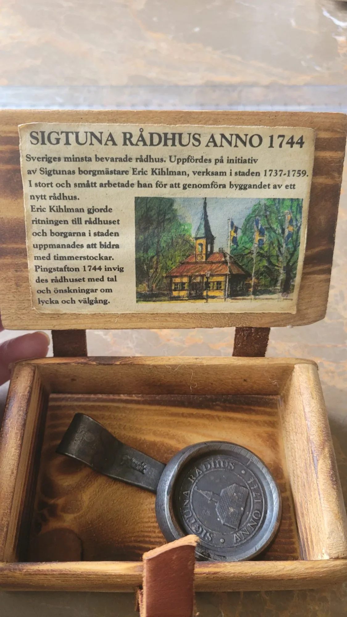 Unique Handmade Wooden Box with Sigtuna Town Hall Motif and Medallion - Image 8