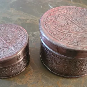 Vintage metallaskar med präglad blomdekor, set om 2