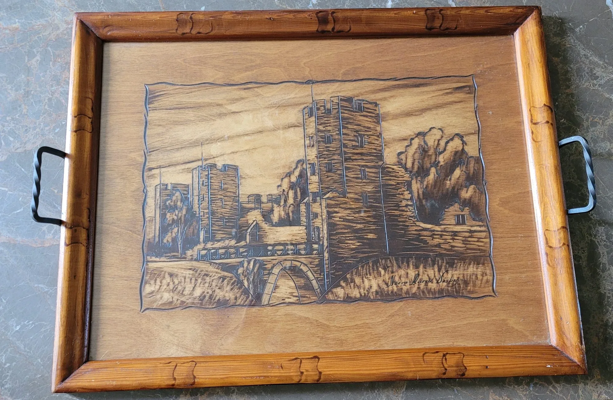 Rustik Träbricka med Pyrografi – Slottmotiv & Smidda Handtag