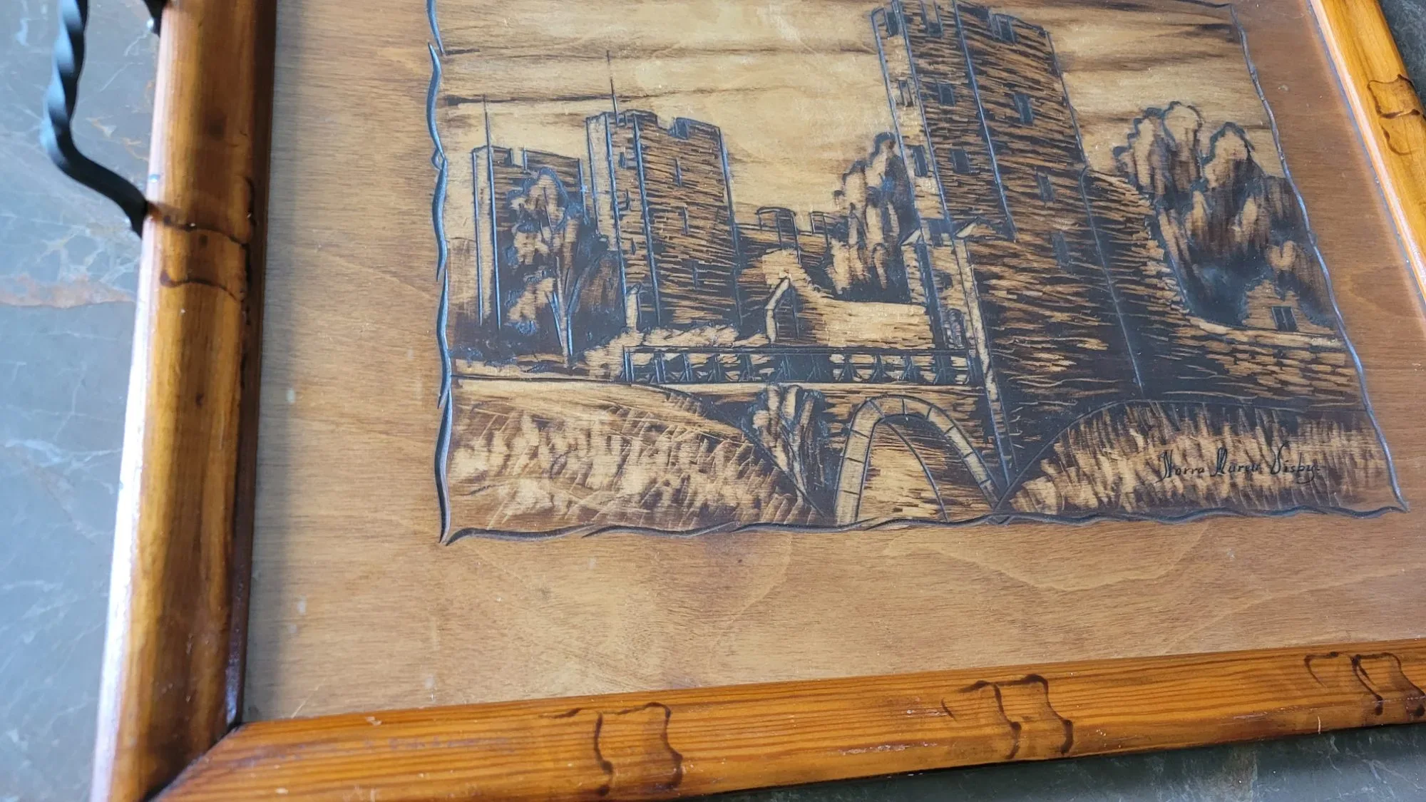 Rustik Träbricka med Pyrografi – Slottmotiv & Smidda Handtag - Bild 6