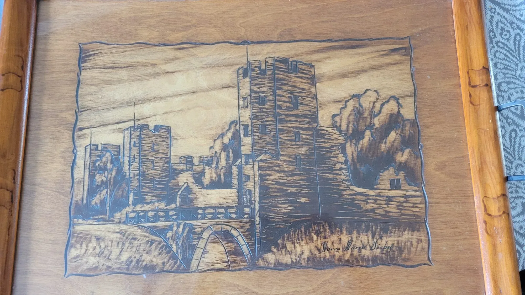 Rustik Träbricka med Pyrografi – Slottmotiv & Smidda Handtag - Bild 5