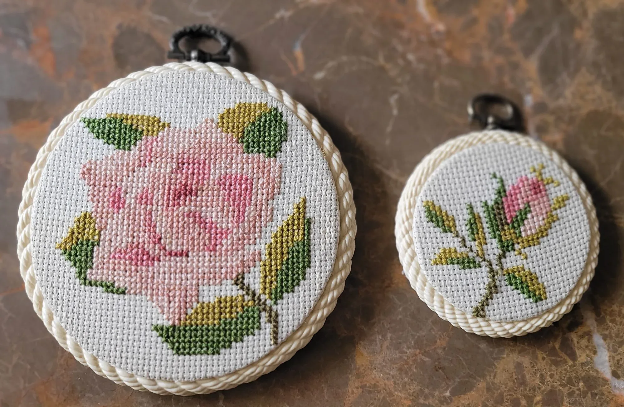Vintage Rosbroderier, Väggprydnader – Set om 2