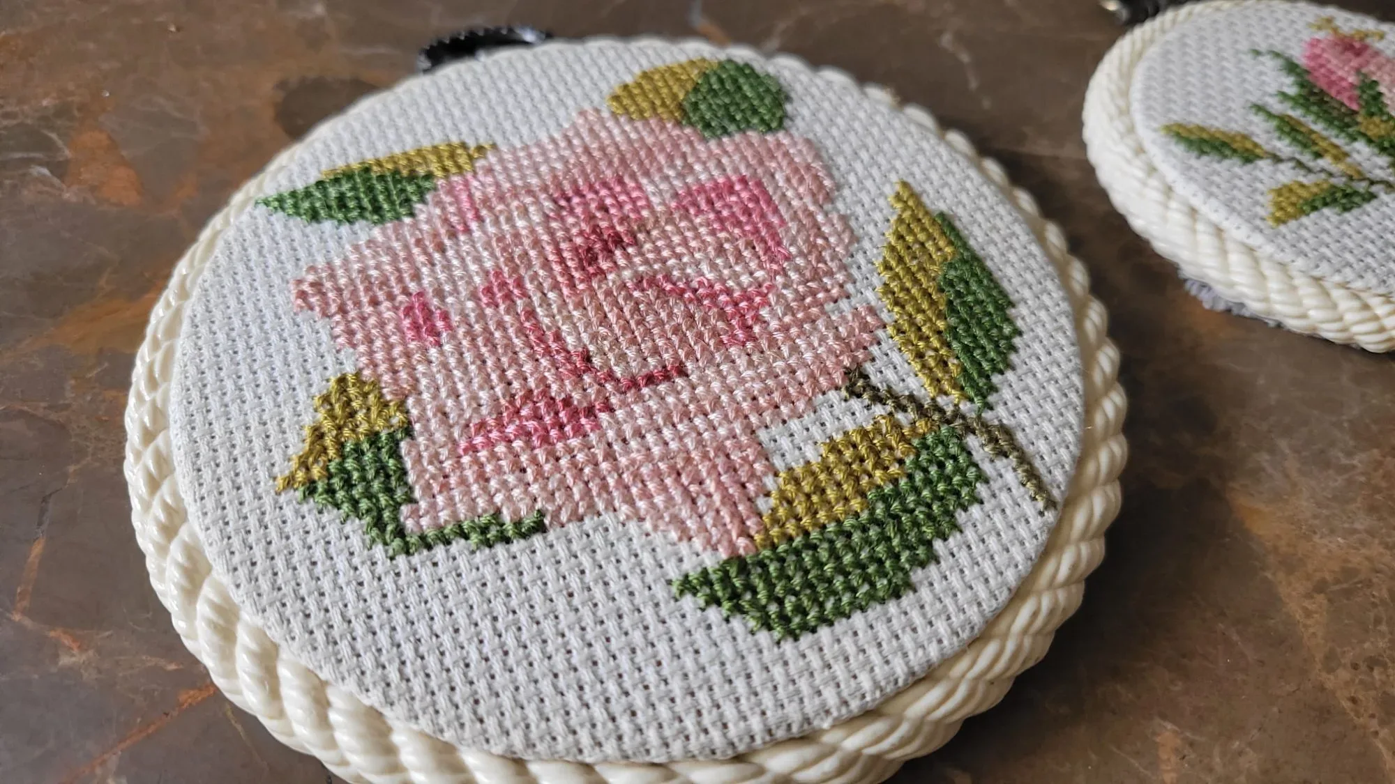 Vintage Rosbroderier, Väggprydnader – Set om 2 - Bild 7
