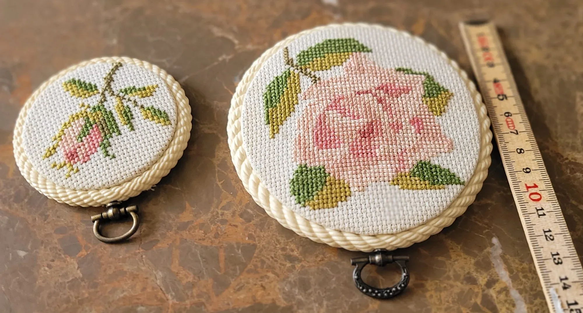 Vintage Rosbroderier, Väggprydnader – Set om 2 - Bild 4