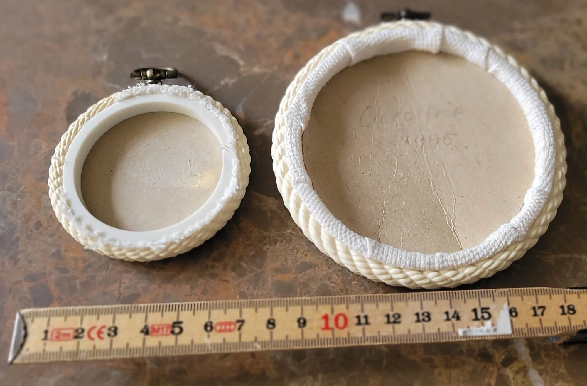 Vintage Rosbroderier, Väggprydnader – Set om 2 - Bild 3