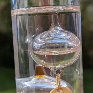 Galileo Termometer i Glas – En Fascinerande Inredningsdetalj