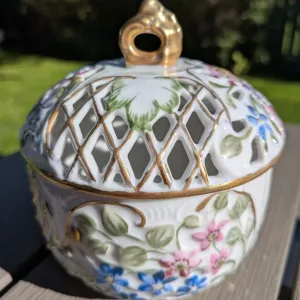 Vintage Porslinsask med Handmålade Blommor & Gallerlock, Karin Flood 1961