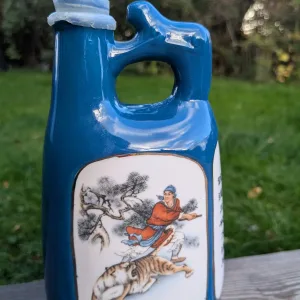 Vintage Kinesisk Porslinsflaska med Tiger & Krigare