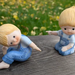 Lekfulla keramikpojkar – Vintage figuriner