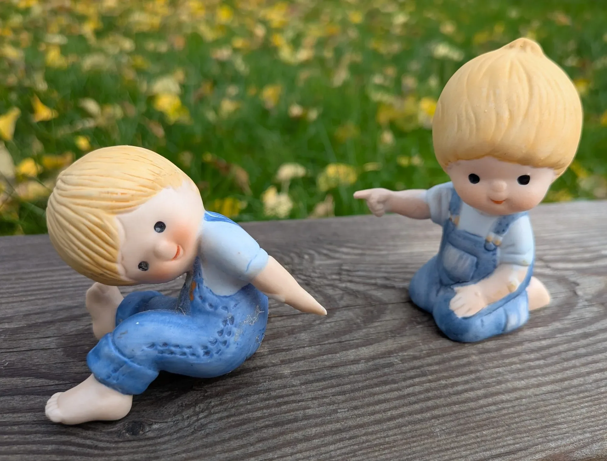 Lekfulla keramikpojkar – Vintage figuriner