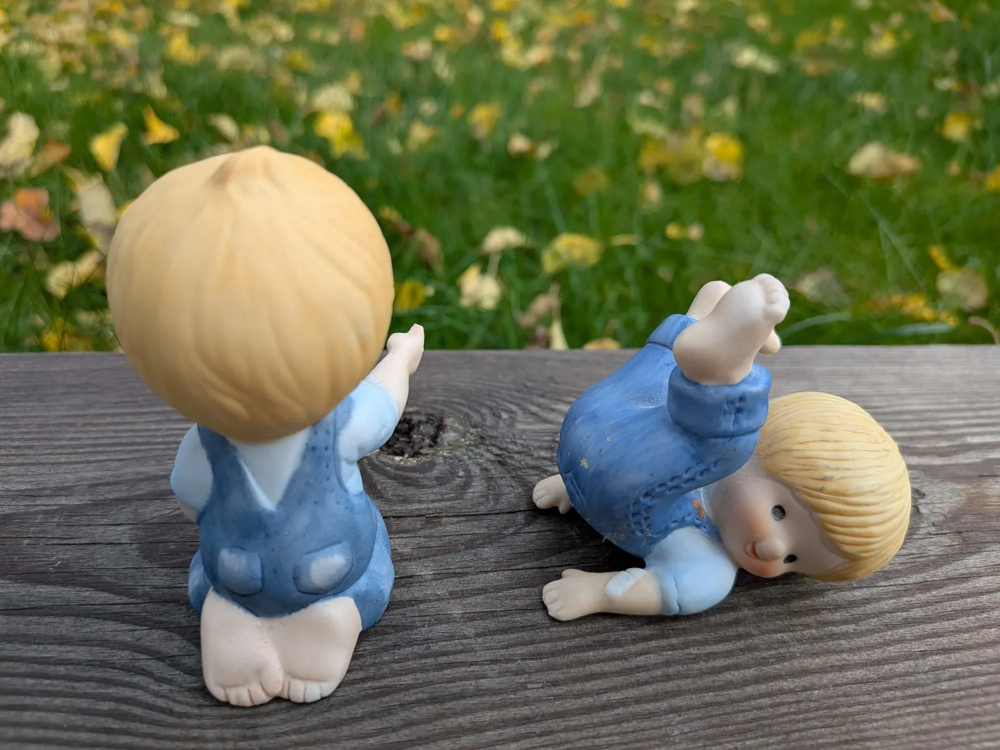 Lekfulla keramikpojkar – Vintage figuriner - Bild 2
