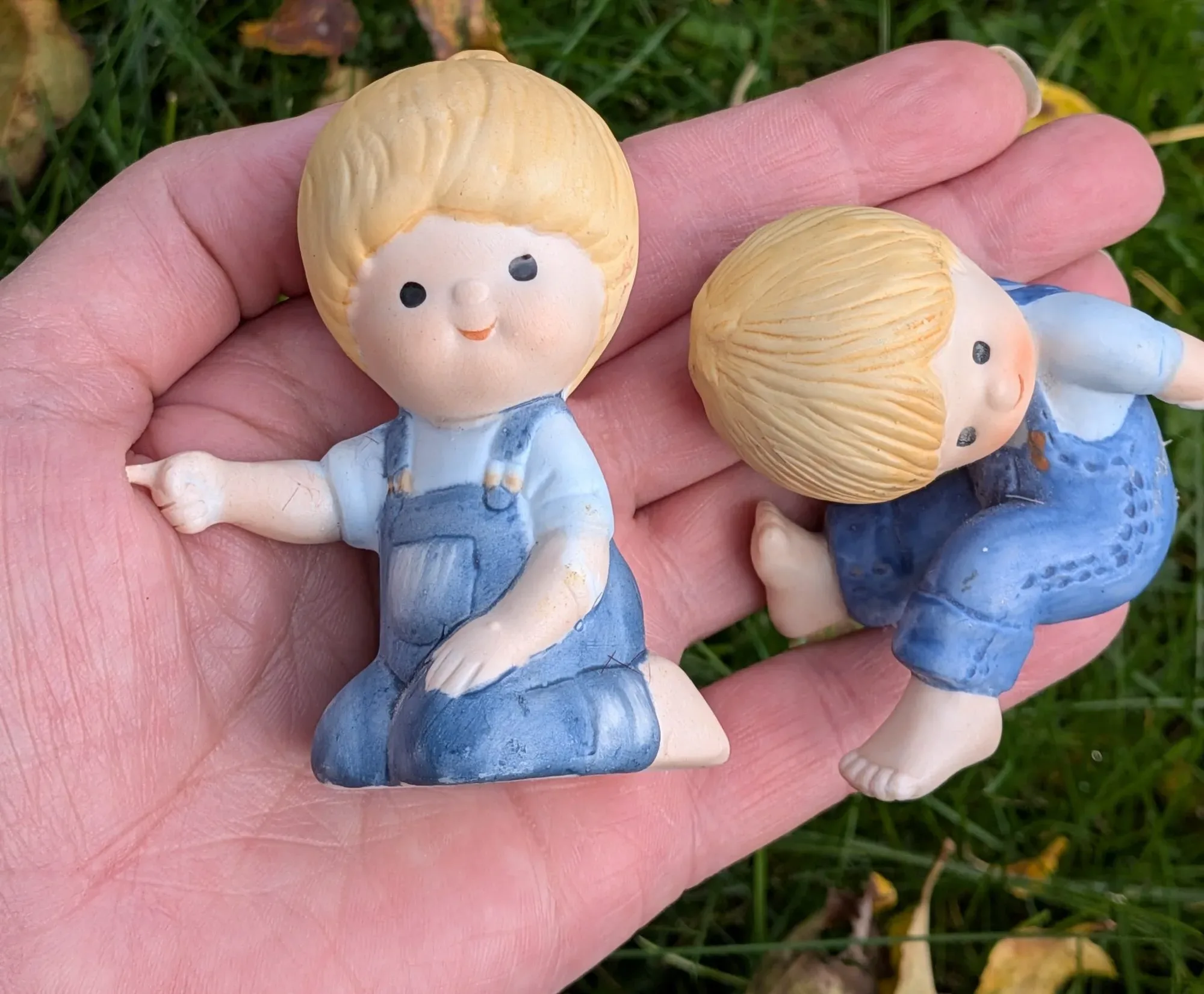 Lekfulla keramikpojkar – Vintage figuriner - Bild 5