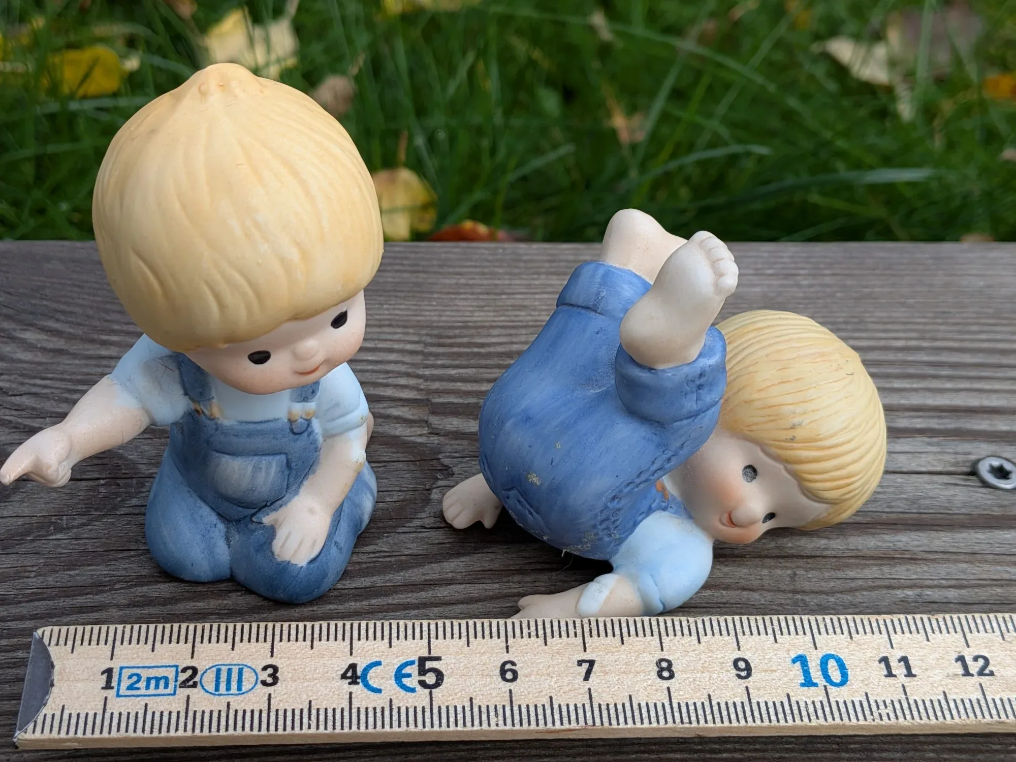 Lekfulla keramikpojkar – Vintage figuriner - Bild 4