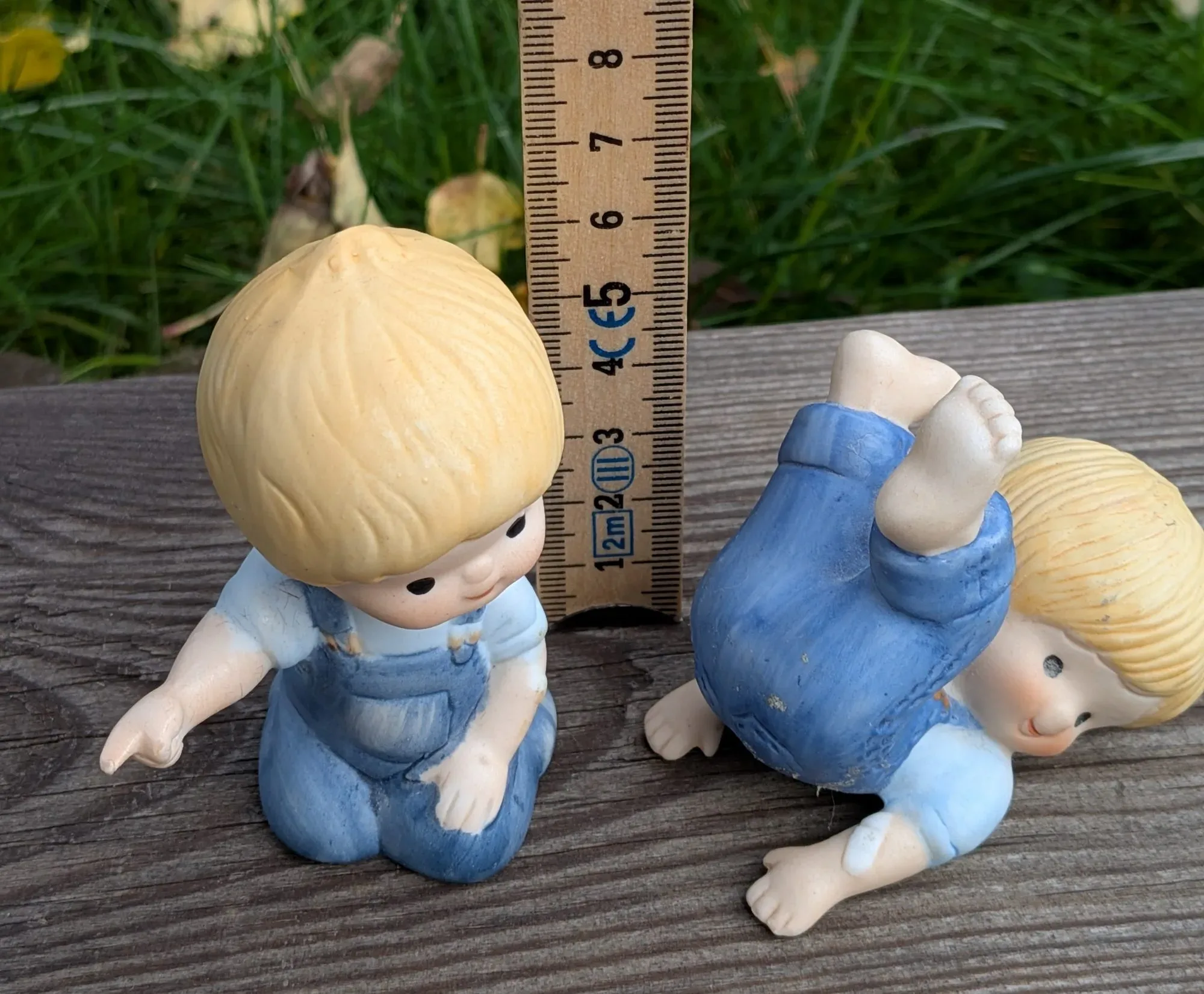 Lekfulla keramikpojkar – Vintage figuriner - Bild 3