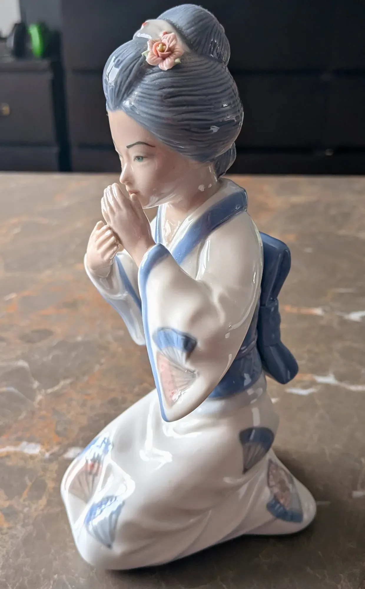 Elegant Keramikfigur: Knäböjande Geisha