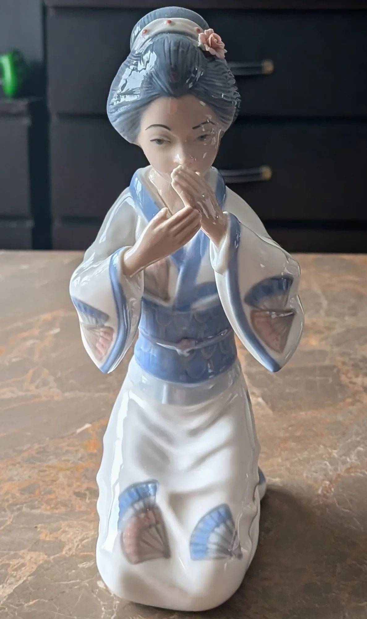 Elegant Keramikfigur: Knäböjande Geisha - Bild 8
