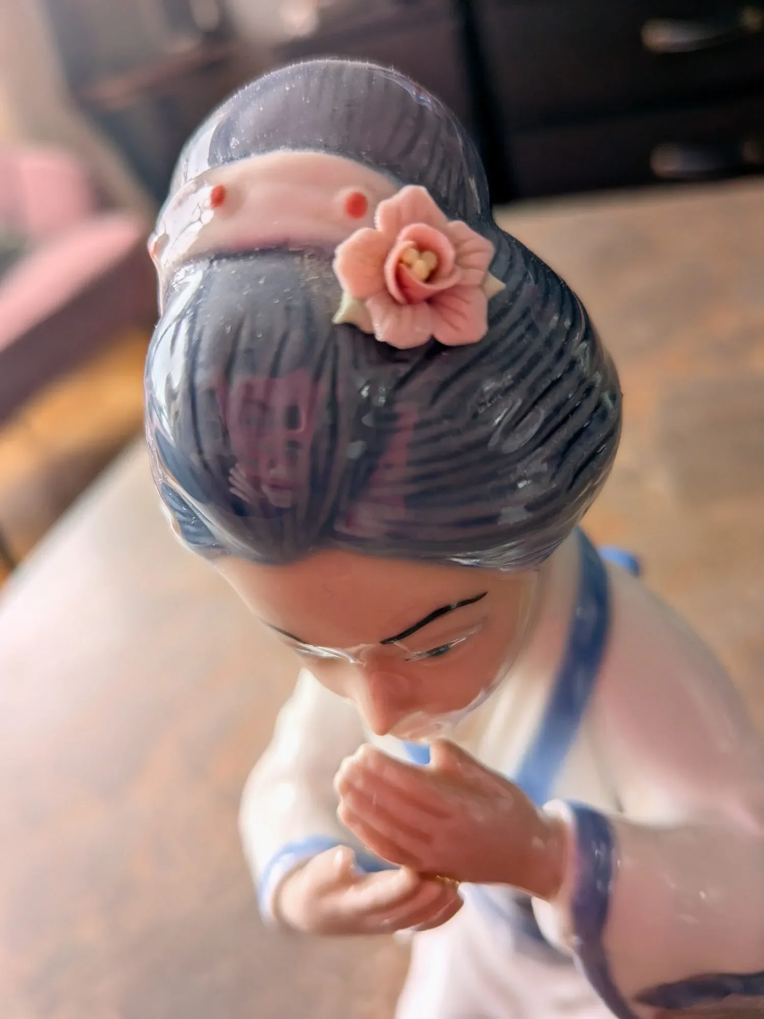 Elegant Keramikfigur: Knäböjande Geisha - Bild 7