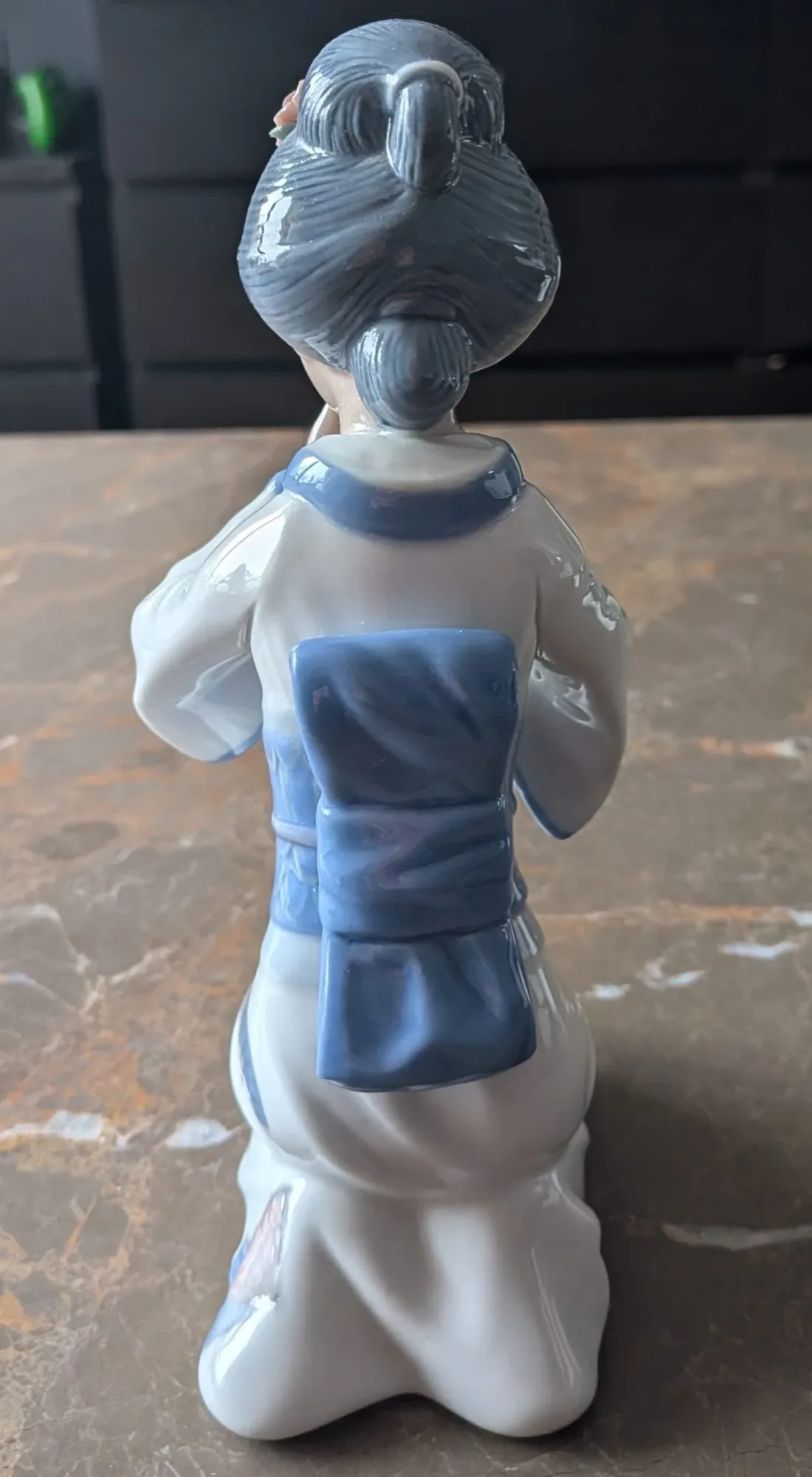 Elegant Keramikfigur: Knäböjande Geisha - Bild 5