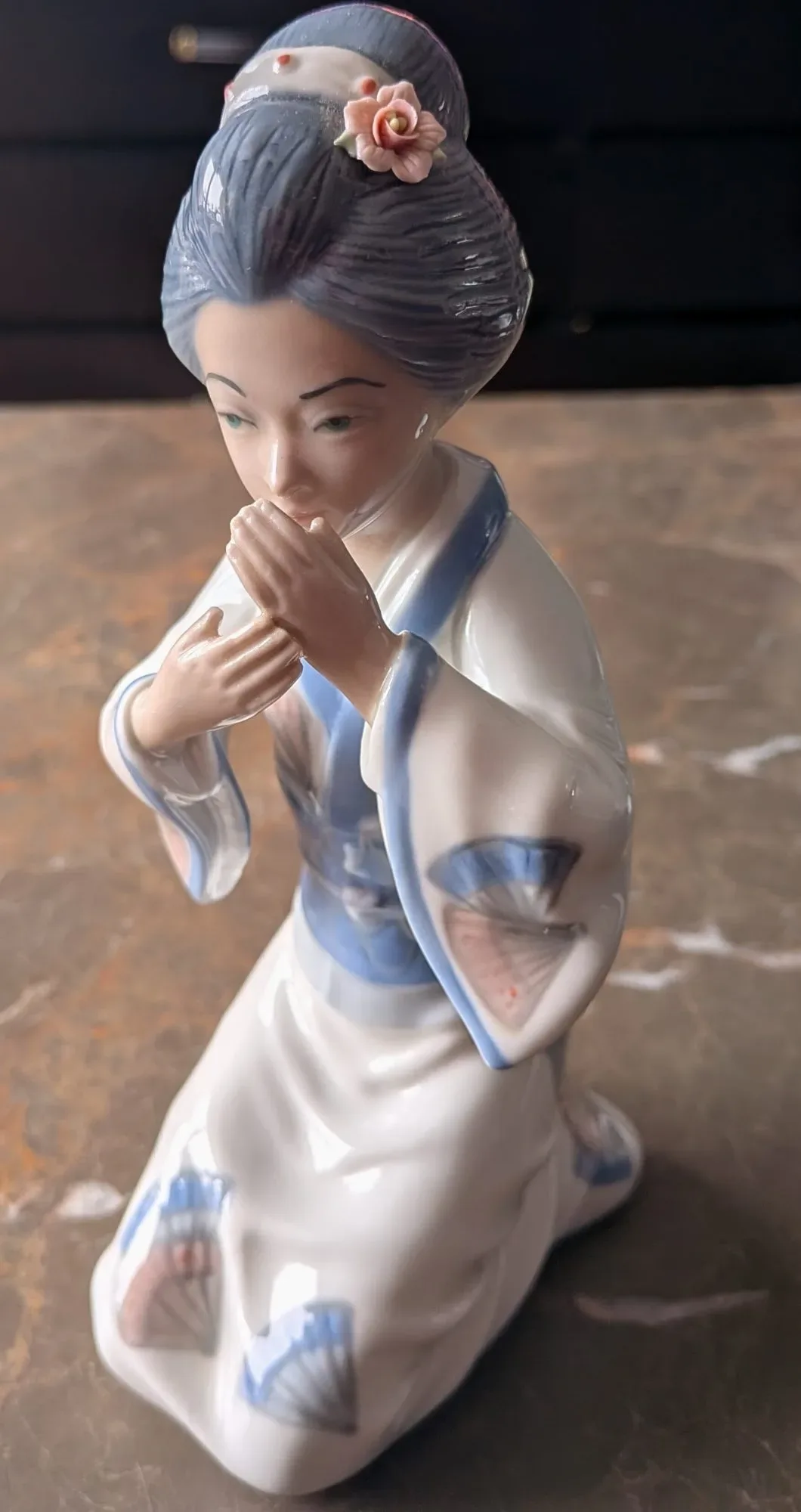Elegant Keramikfigur: Knäböjande Geisha - Bild 4