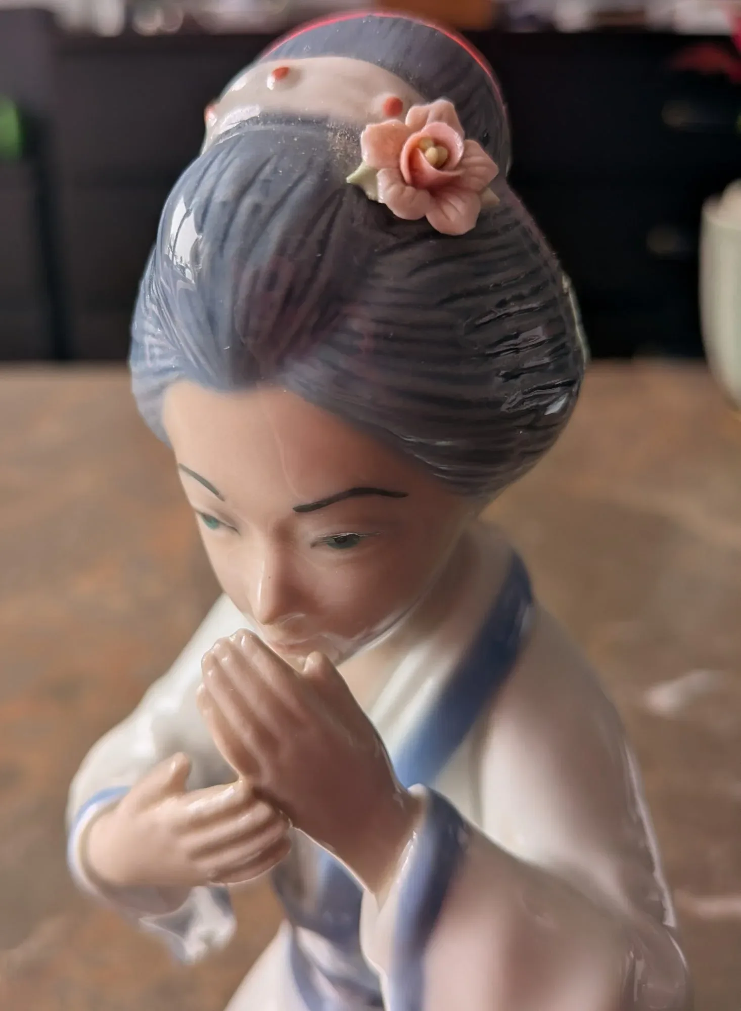 Elegant Keramikfigur: Knäböjande Geisha - Bild 3