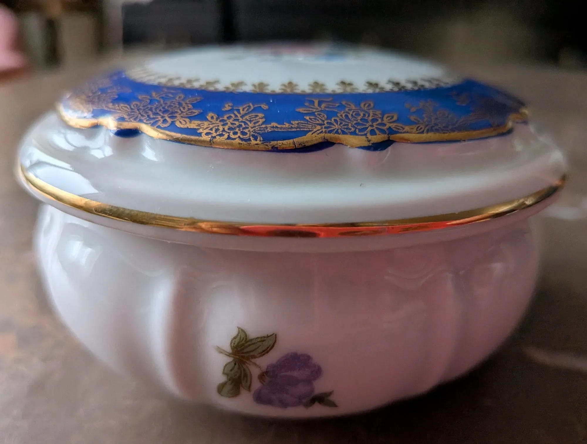 Elegant Porcelain Box with Floral Decor and Gold Details - Image 9
