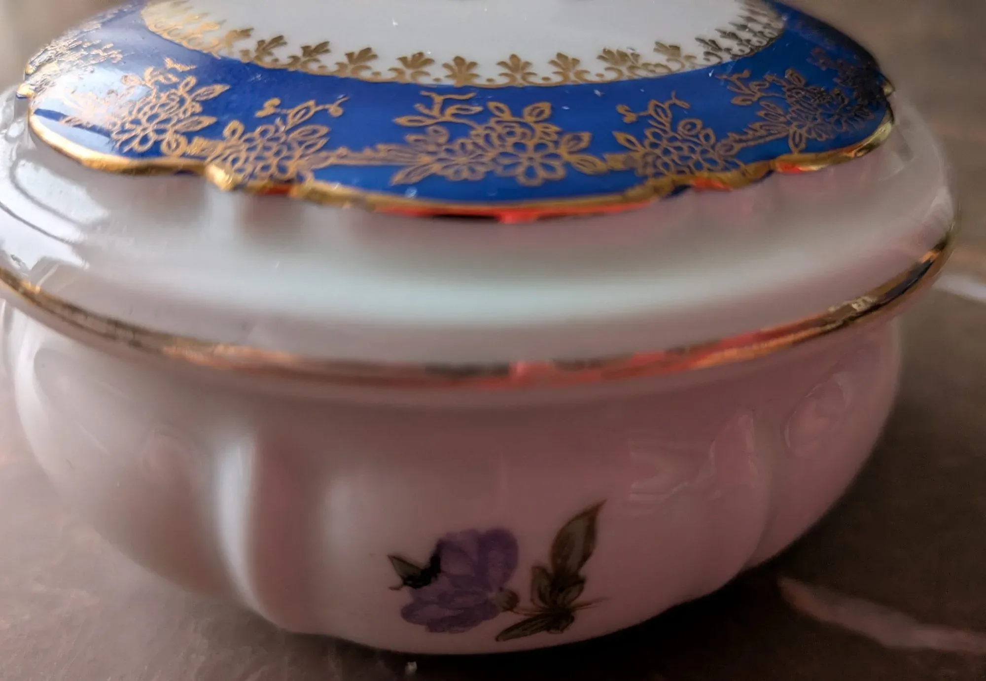 Elegant Porcelain Box with Floral Decor and Gold Details - Image 7