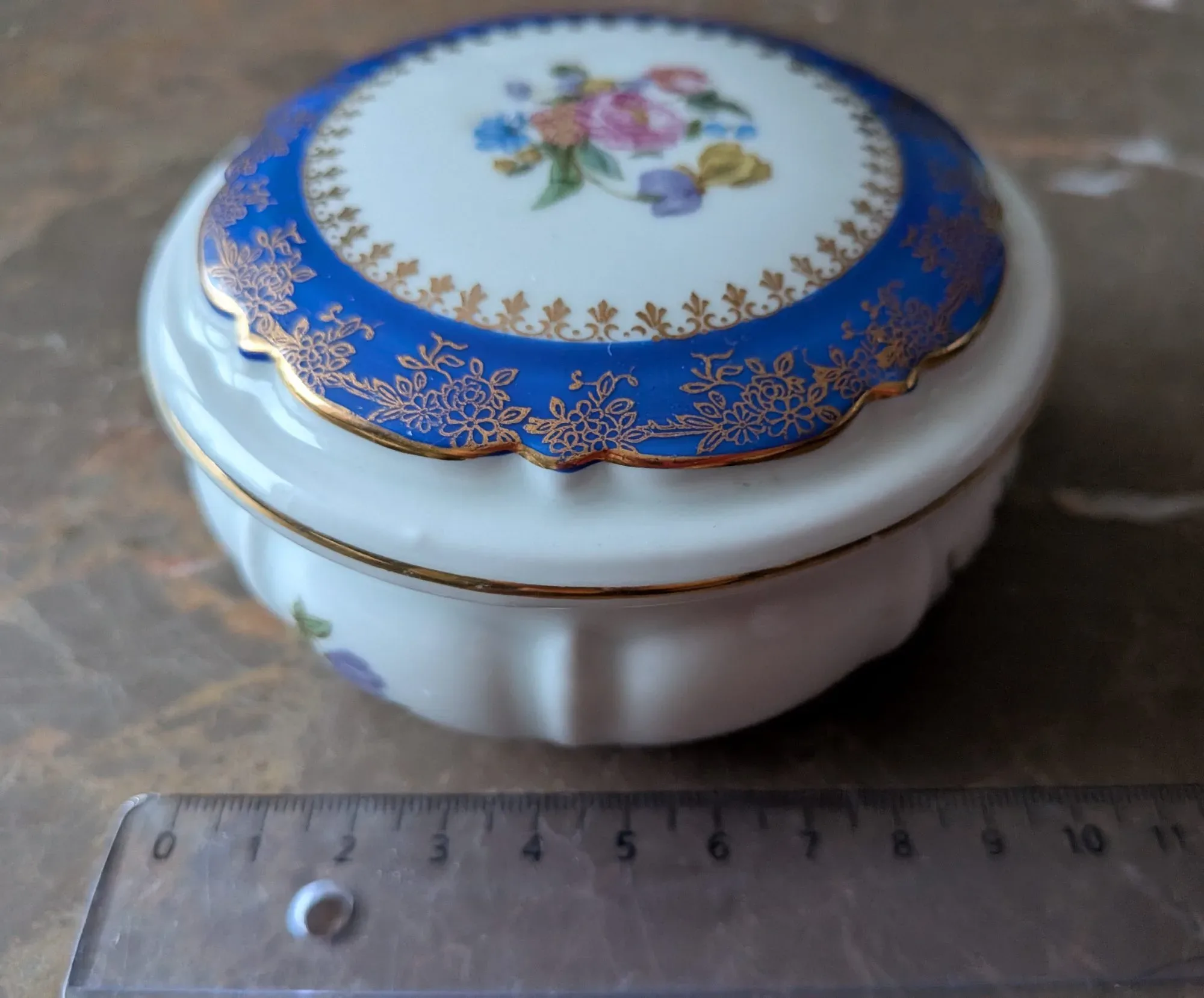 Elegant Porcelain Box with Floral Decor and Gold Details - Image 5