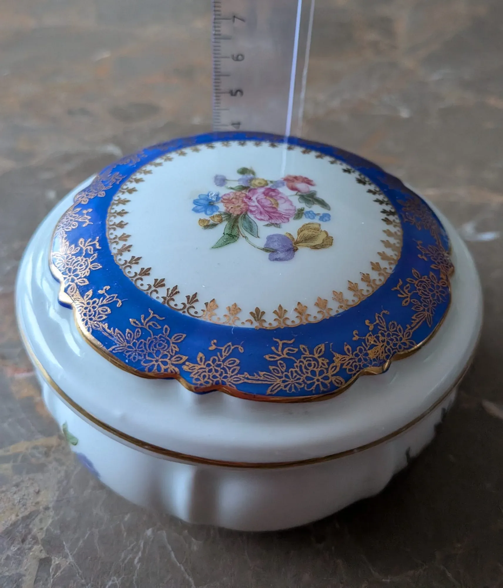 Elegant Porcelain Box with Floral Decor and Gold Details - Image 4