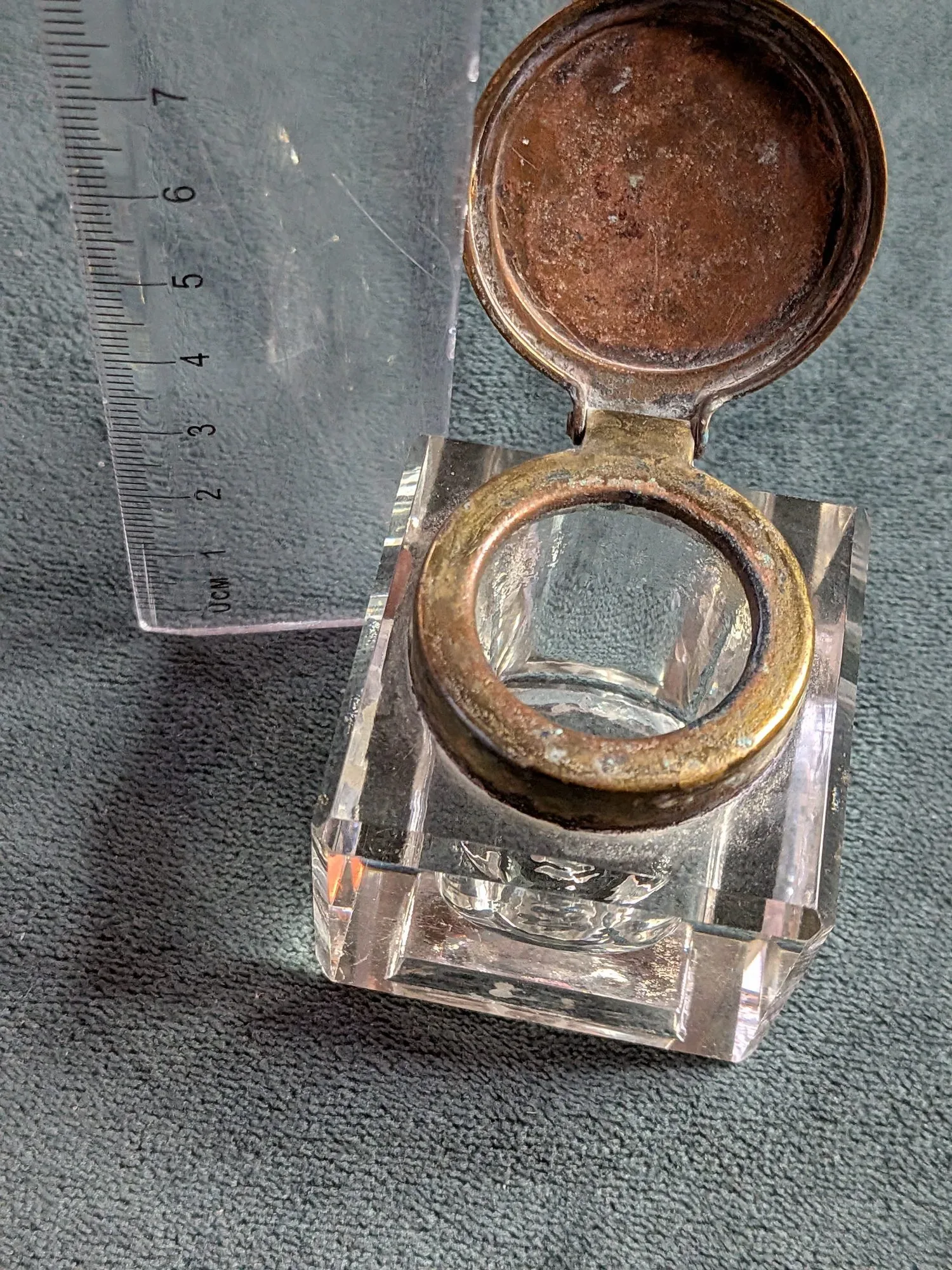 Antique Faceted Glass Inkwell with Brass Lid – Marked 'GESCH.' - Image 3