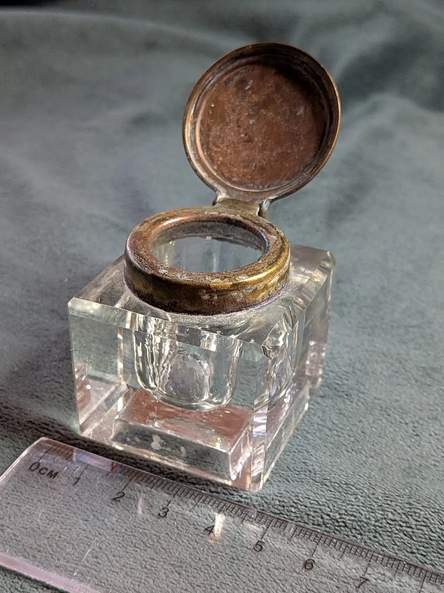Antique Faceted Glass Inkwell with Brass Lid – Marked 'GESCH.' - Image 2