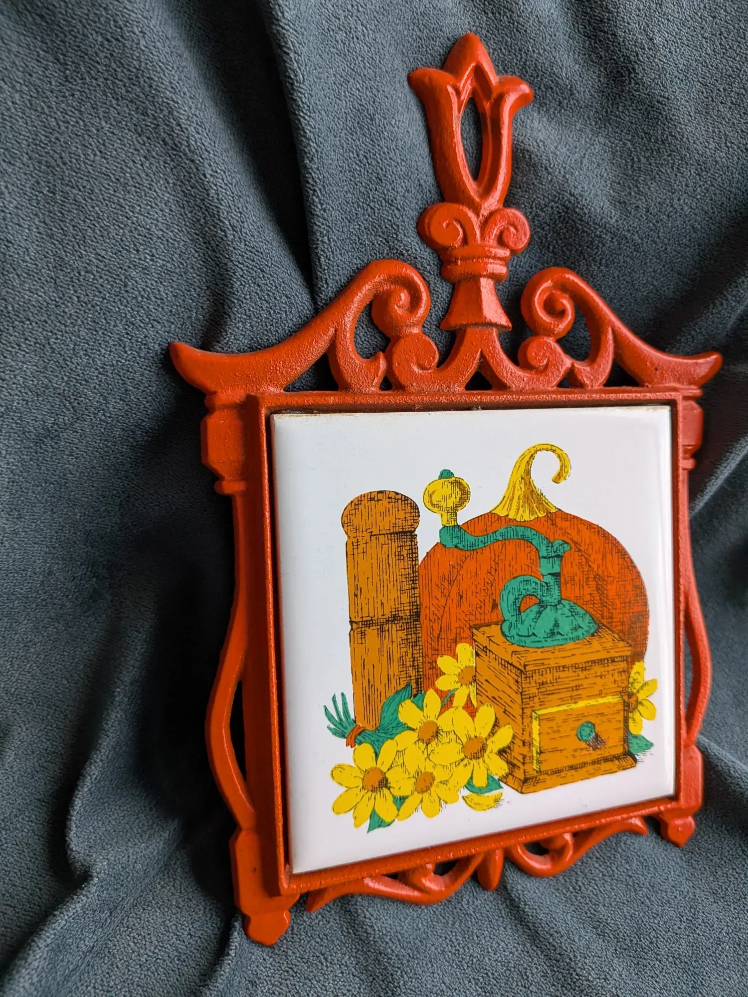 Vintage Grytunderlägg i Gjutjärn med Höstmotiv