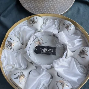 Yargici Porselen Kaffeservis – Elegant Tughra-motiv, 6 koppar & fat