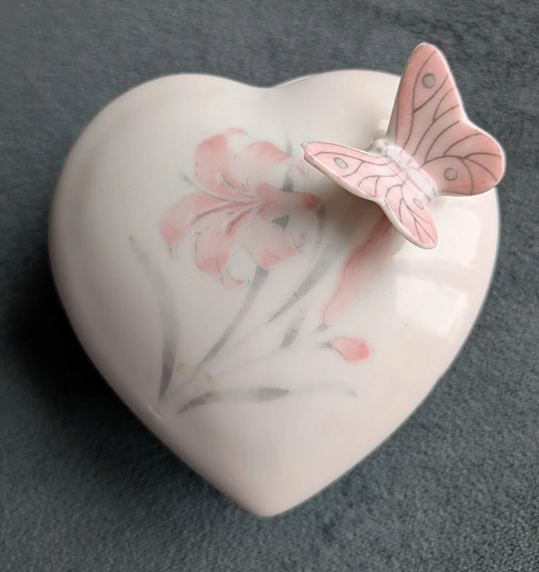 Romantisk Hjärtask i Keramik med Fjäril och Blomma - Bild 3