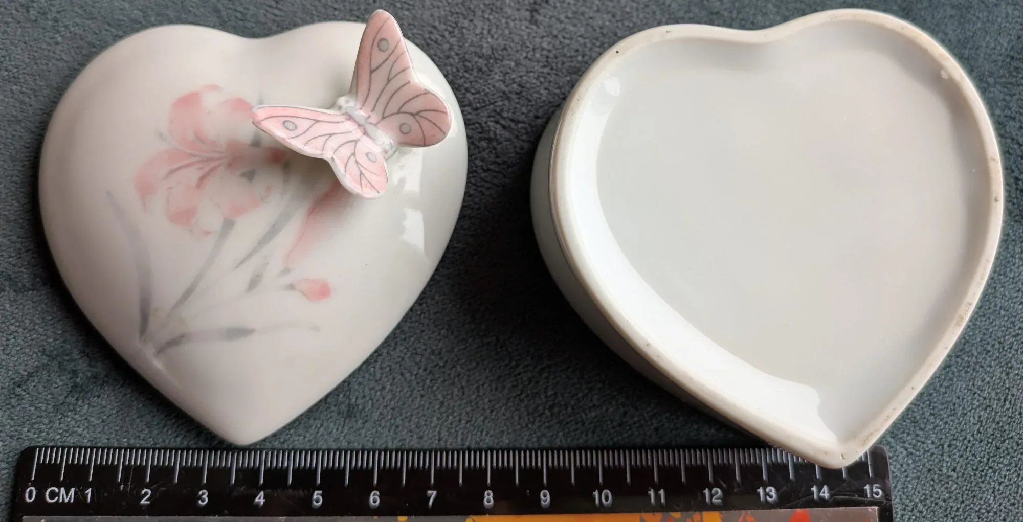 Romantisk Hjärtask i Keramik med Fjäril och Blomma - Bild 2
