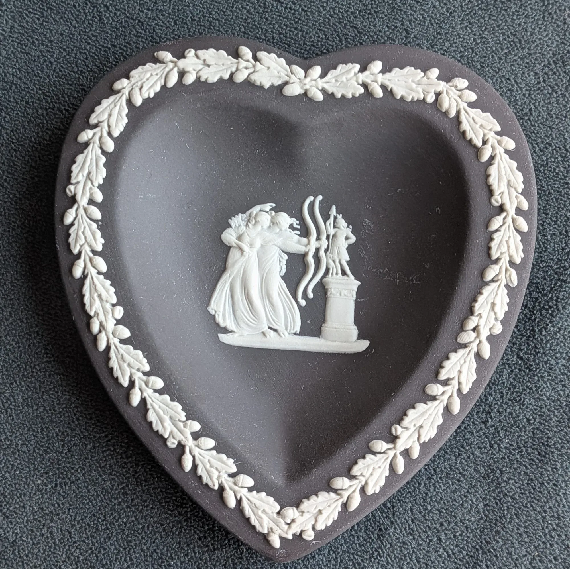 Vintage Wedgwood Hjärtfat – Svart Jasperware med Vit Relief - Bild 8