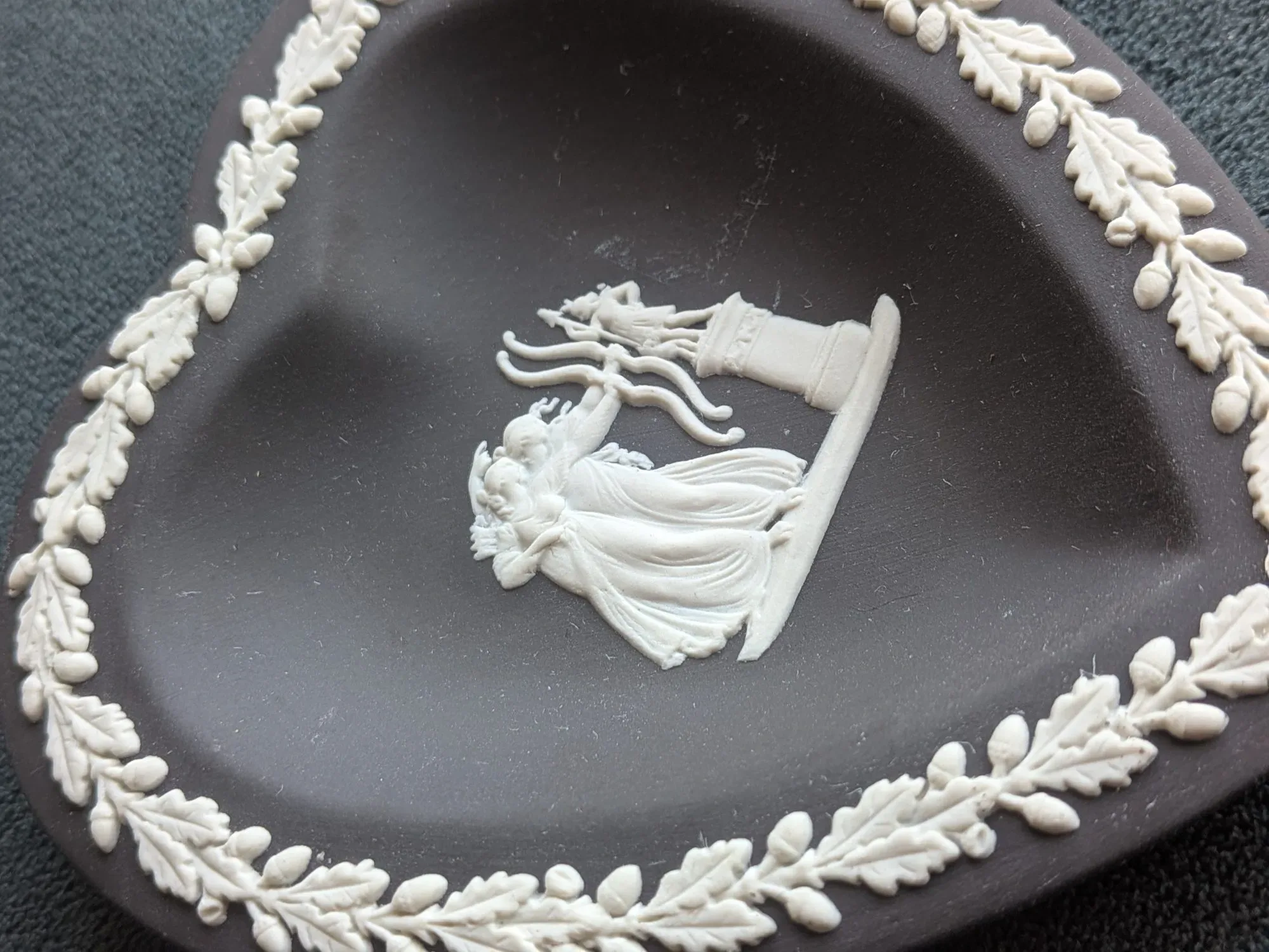 Vintage Wedgwood Hjärtfat – Svart Jasperware med Vit Relief - Bild 7