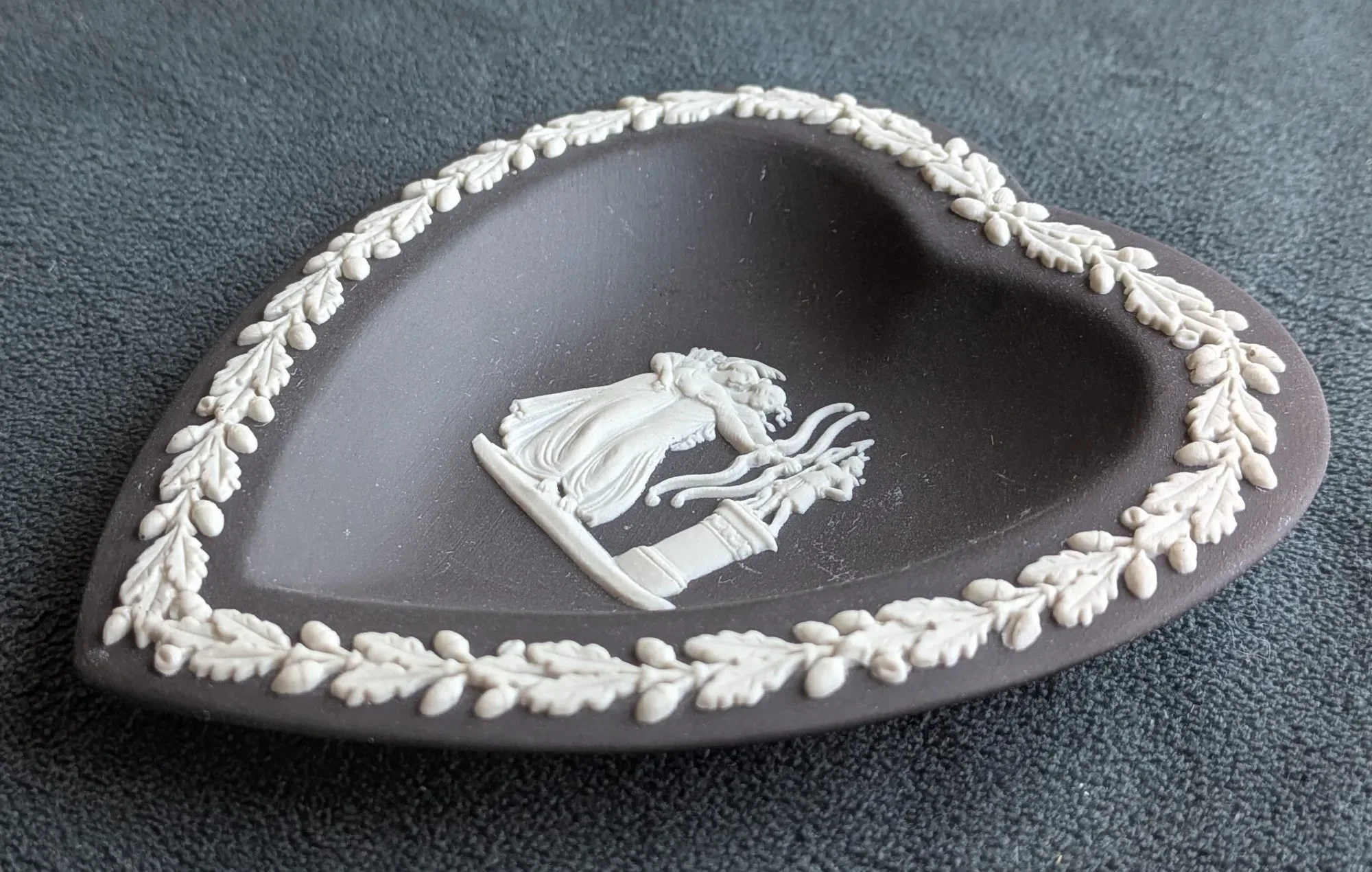 Vintage Wedgwood Hjärtfat – Svart Jasperware med Vit Relief - Bild 5