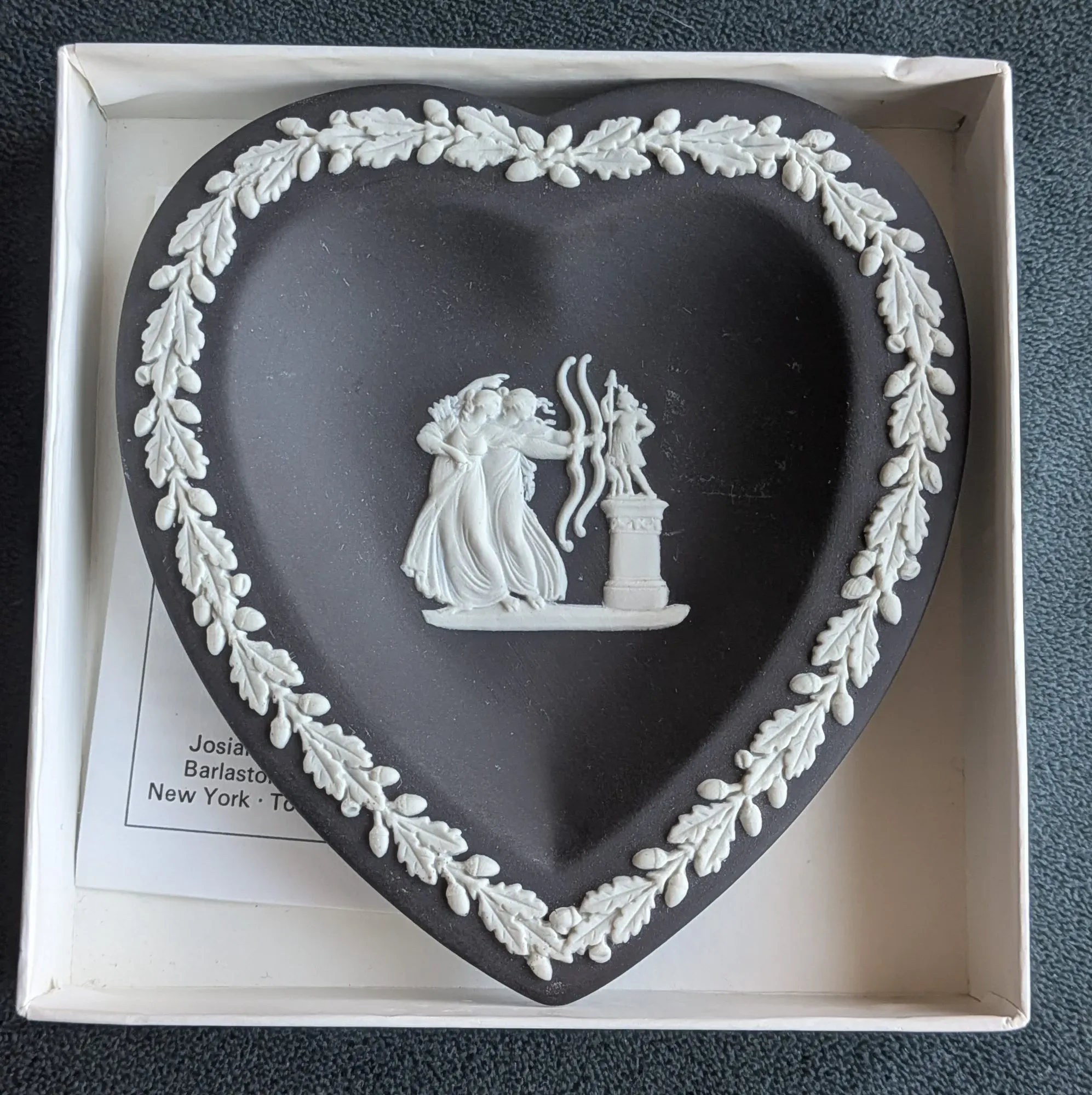 Vintage Wedgwood Hjärtfat – Svart Jasperware med Vit Relief - Bild 4