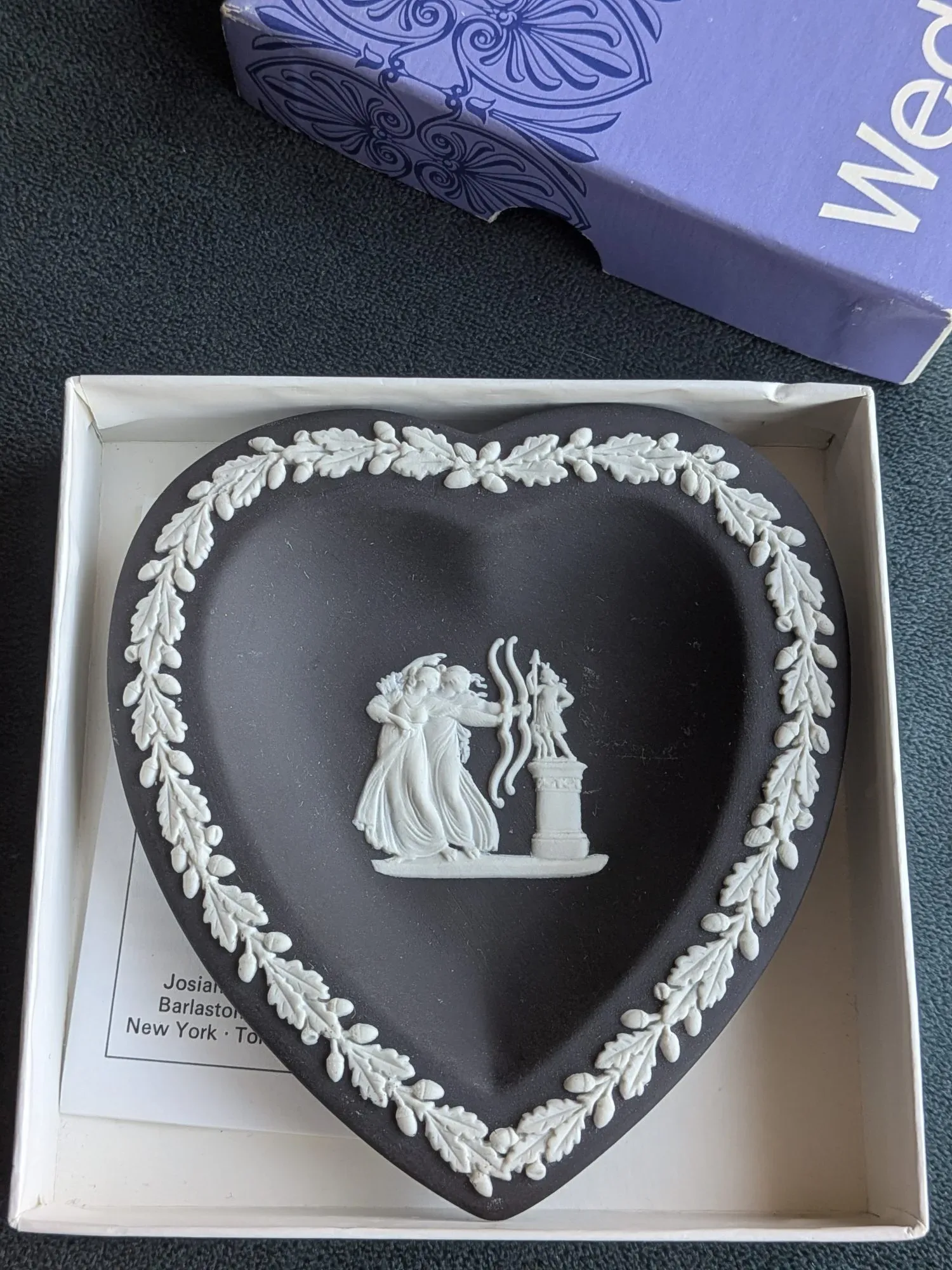 Vintage Wedgwood Hjärtfat – Svart Jasperware med Vit Relief - Bild 3