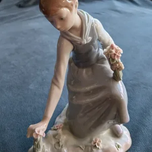 Lladro Figurin Flicka med Blommor