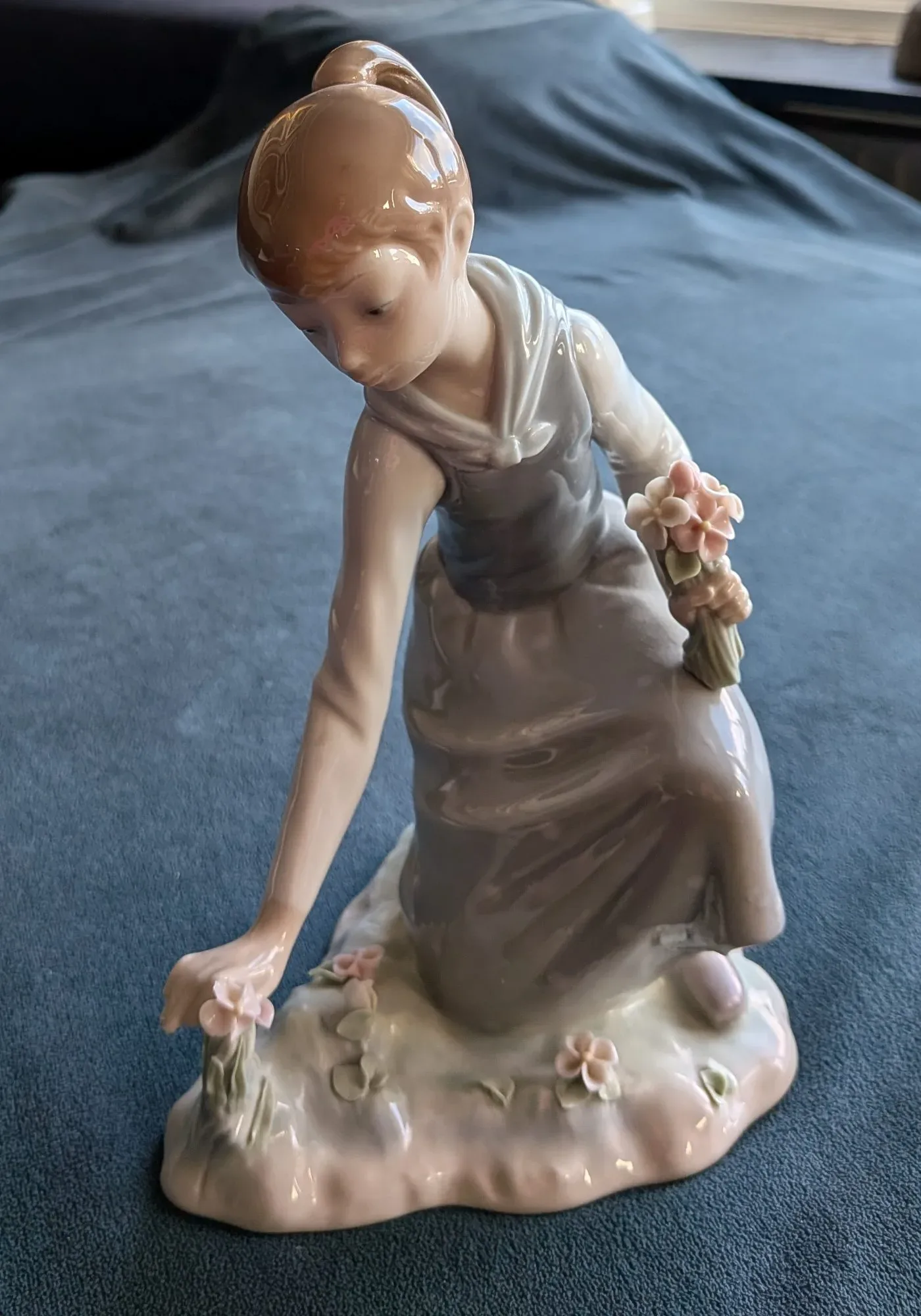 Lladro Figurine Girl with Flowers
