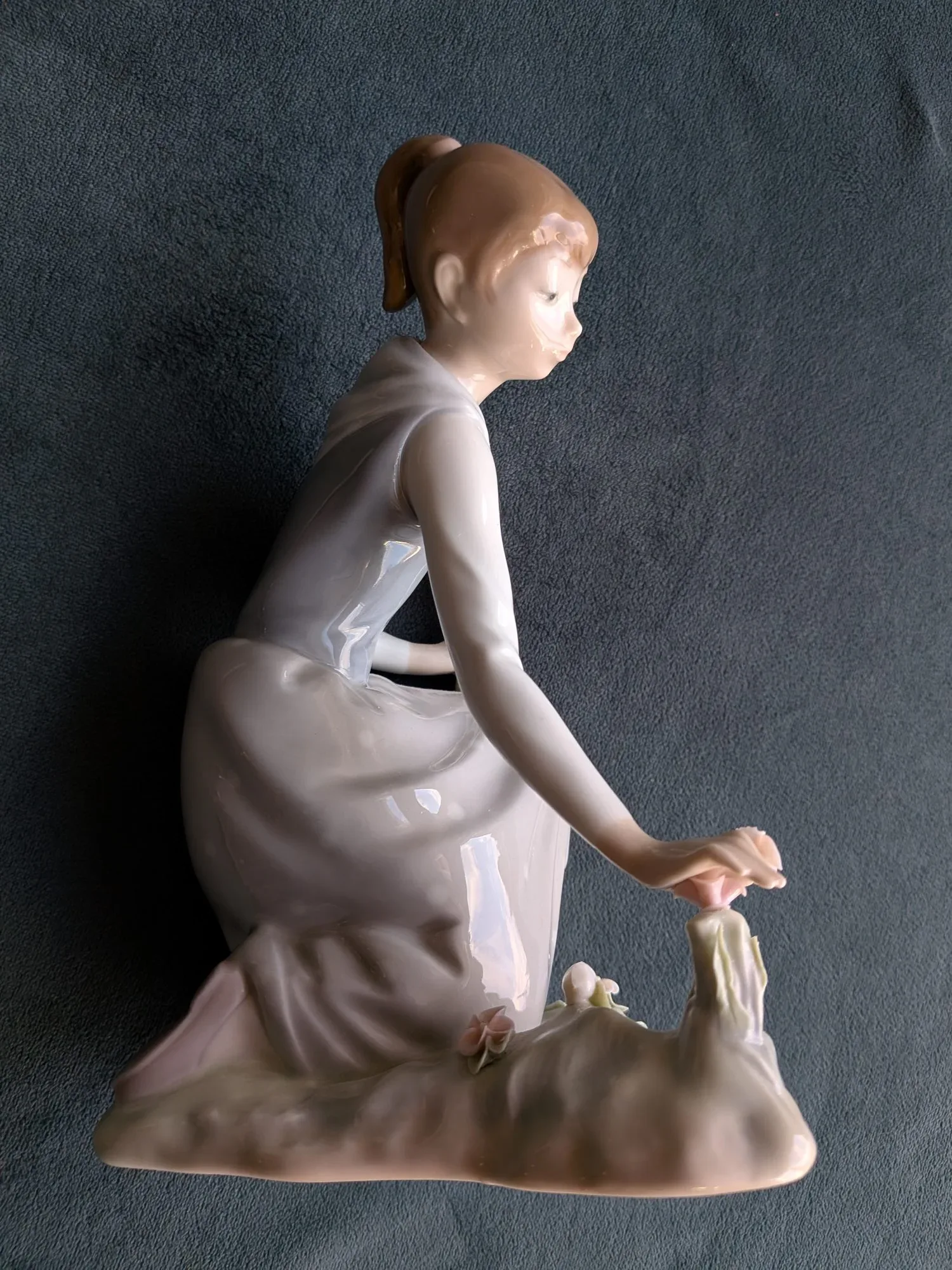 Lladro Figurine Girl with Flowers - Image 7
