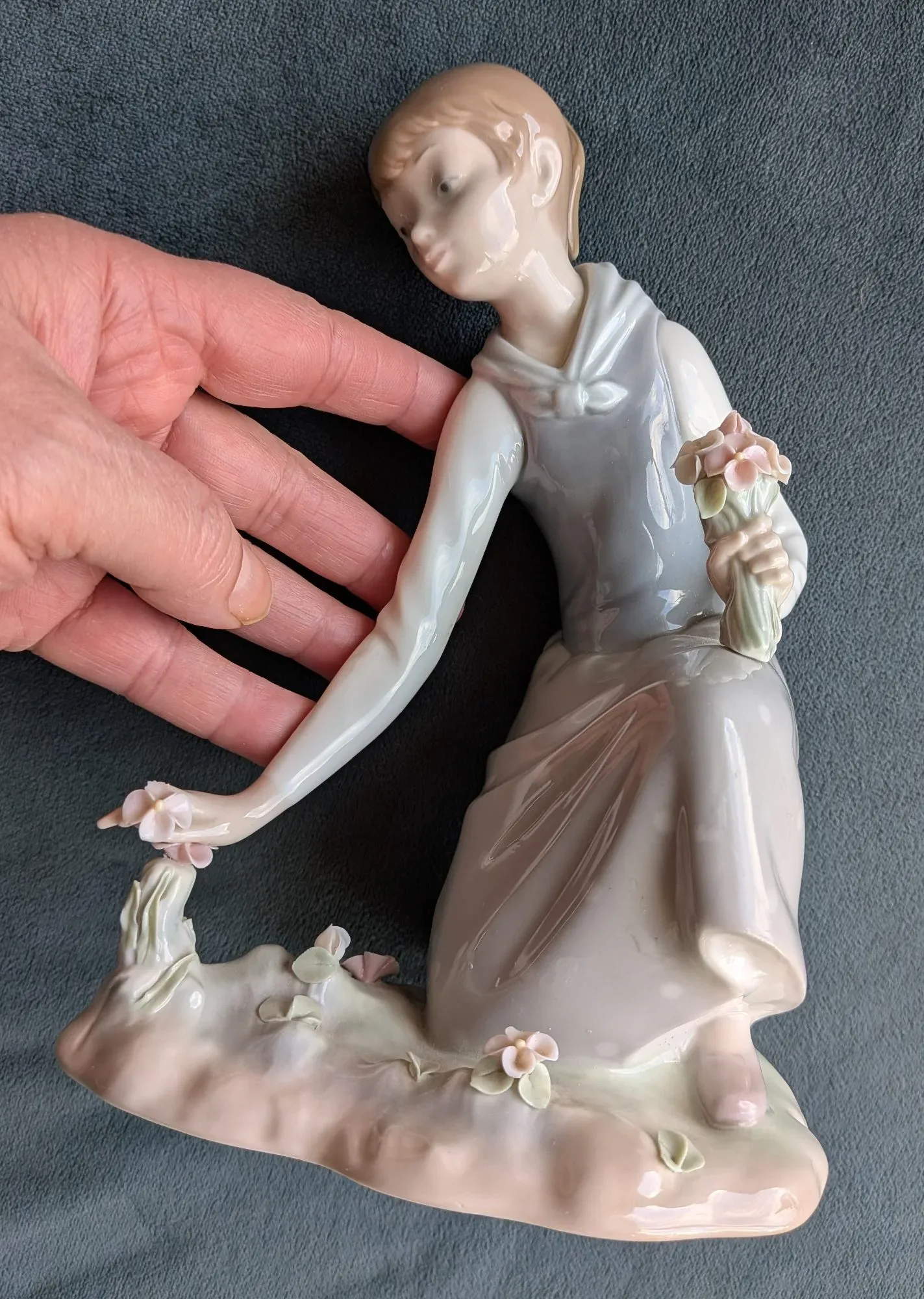 Lladro Figurine Girl with Flowers - Image 5