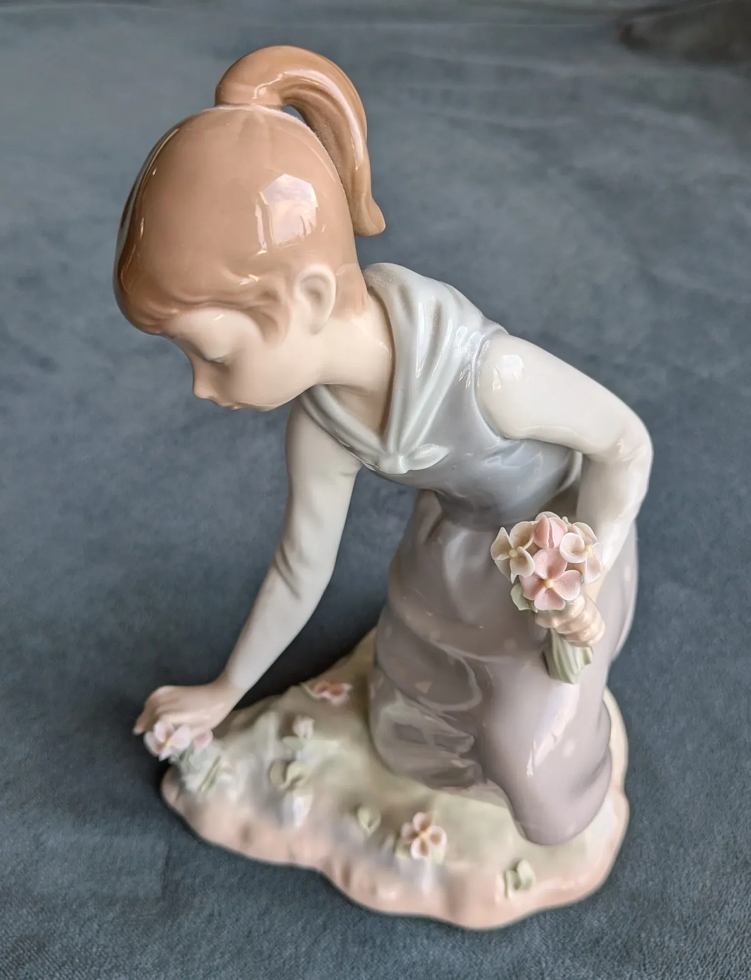 Lladro Figurine Girl with Flowers - Image 4